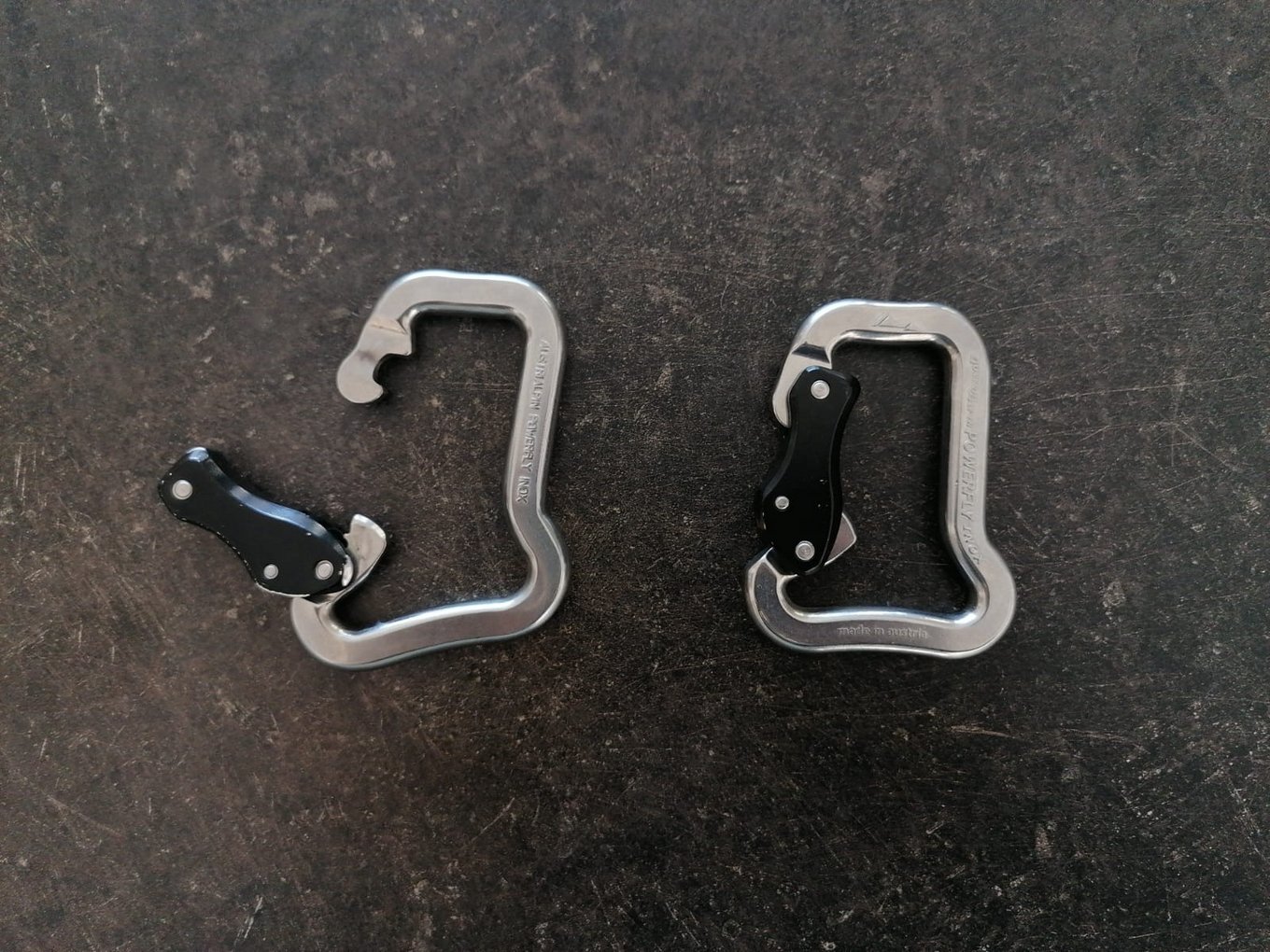 Due to their high fracture strian, stainless steel carabiners like our POWERFLY or STRATUS INOX extend visibly before they break. In this picture: The POWERFLY before and after testing.